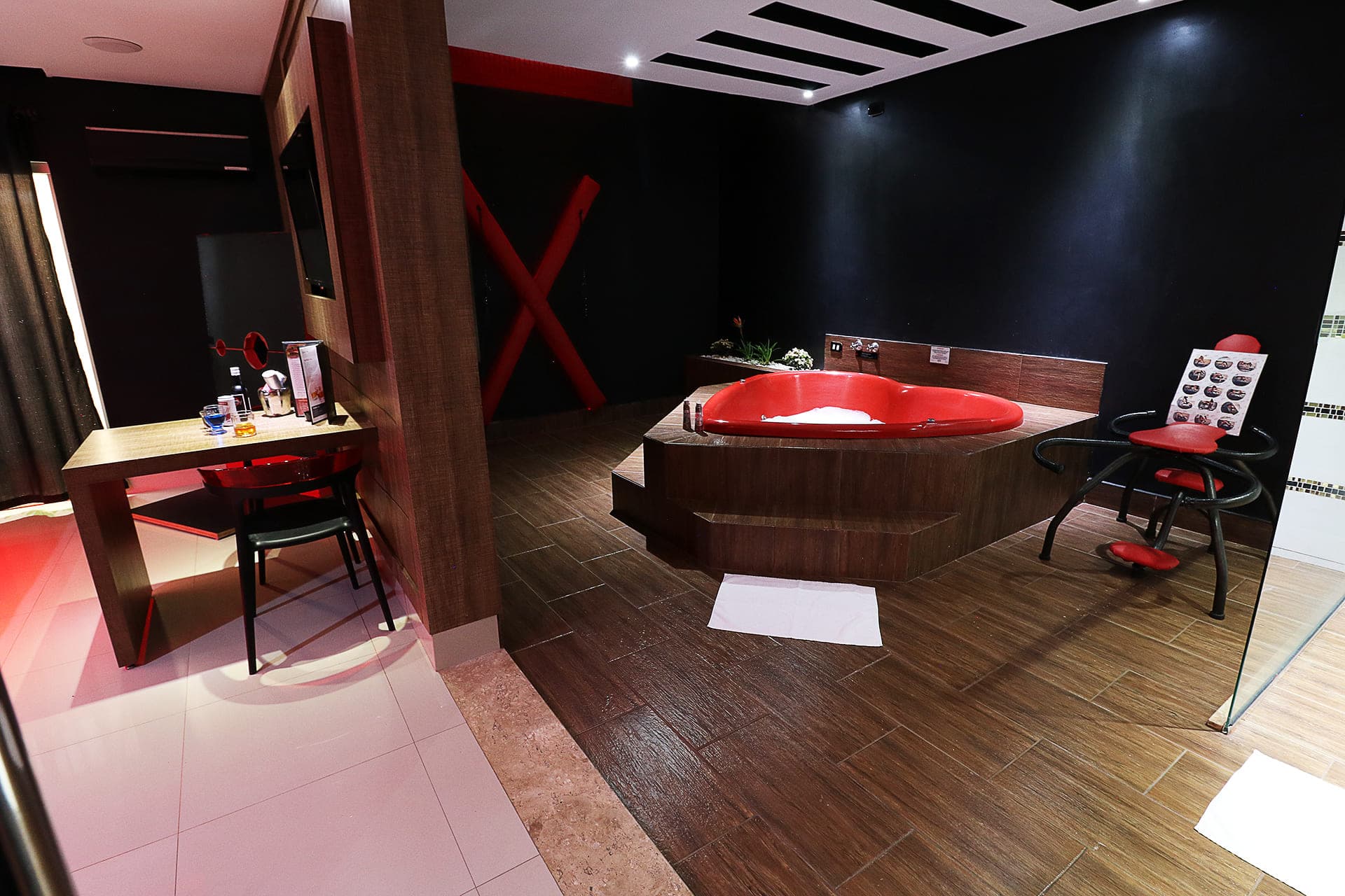 Motel Luxury thumbnail 3