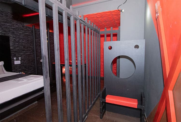 Motel Opium thumbnail 5